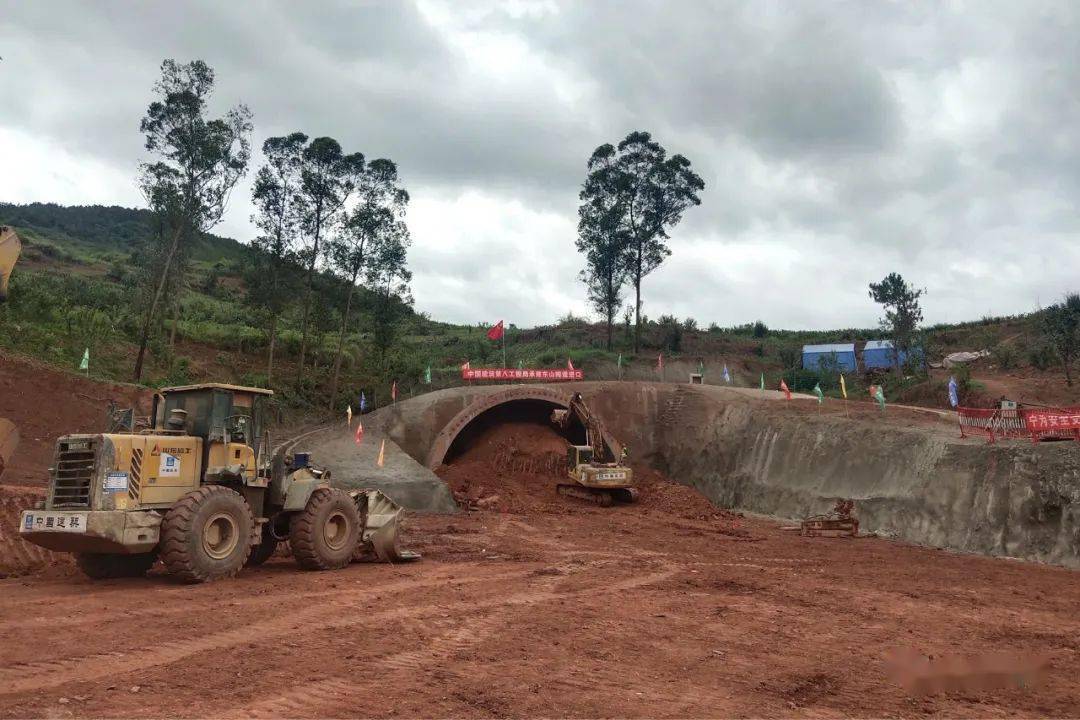 和平隧道进口正在进行边仰坡开挖和工程支护,东山隧道进口已开挖;综合