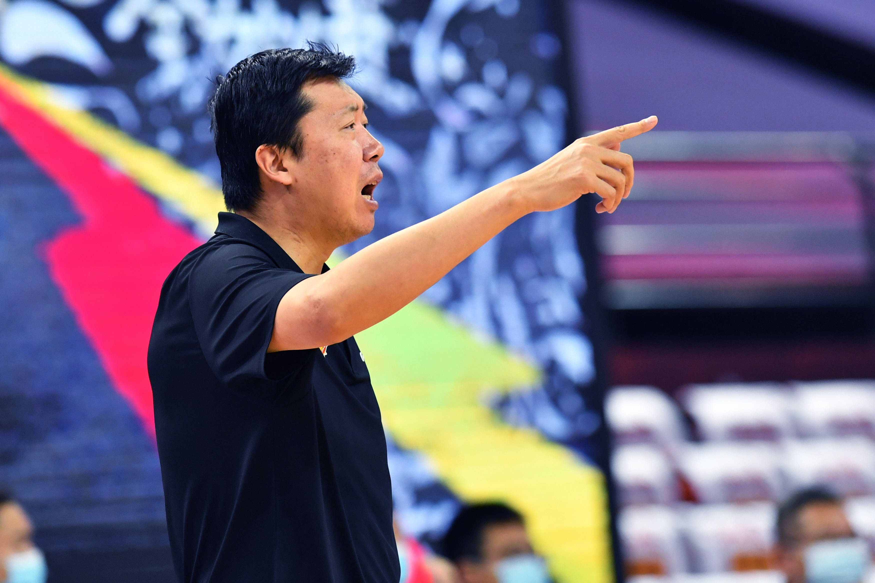 7月8日,八一南昌队主教练王治郅在场边指挥.