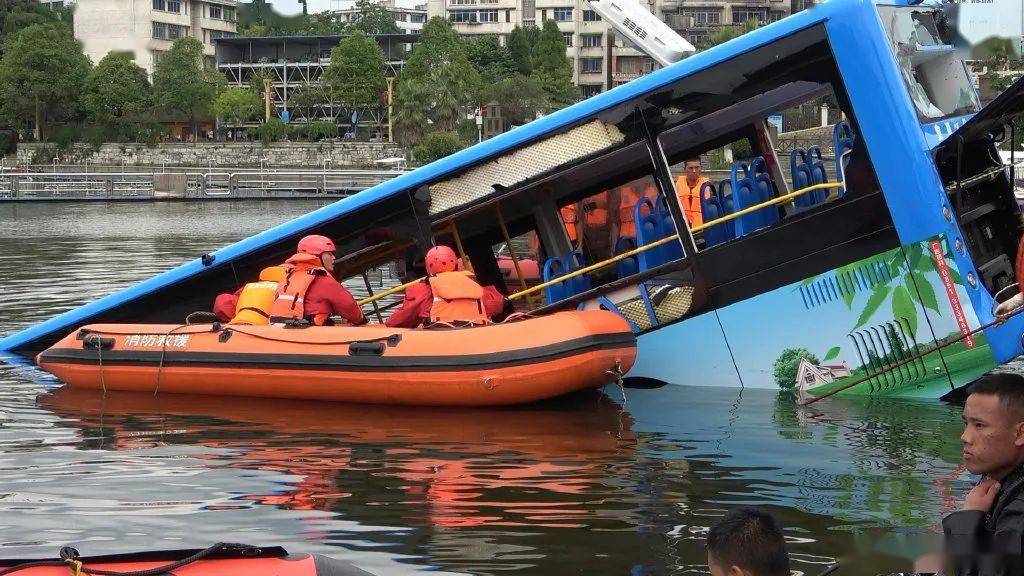 坠湖公交司机身份曝光!幸存者讲述经过