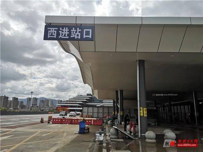 龙岩火车站惠民工程风雨连廊完工啦!从此贴心呵护市民出行