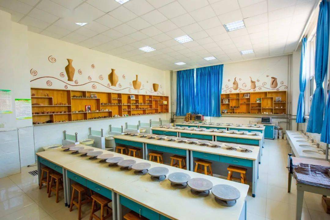 学校功能处室齐全,有陶艺室,科学ok吧,茶艺室,风雨操场,轮滑场等.