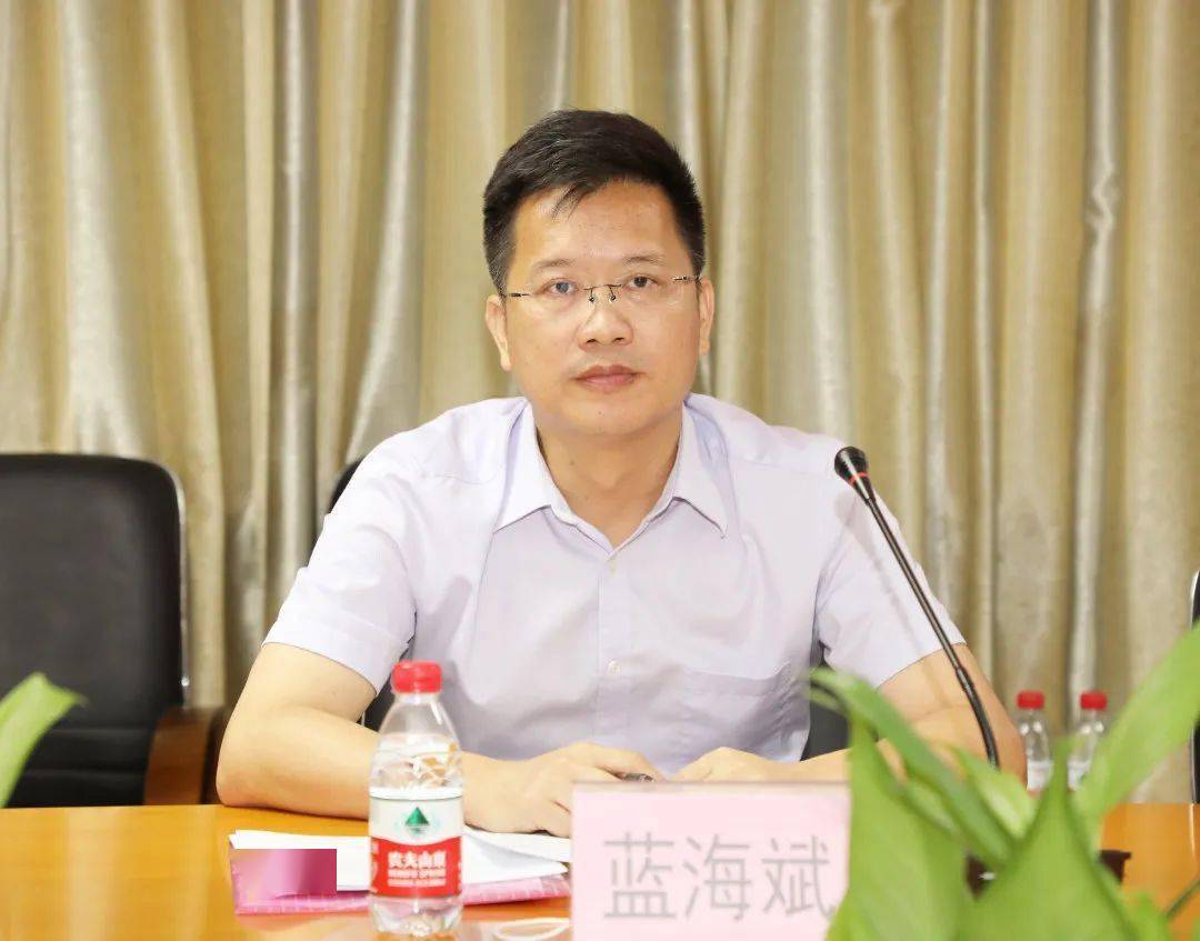 南头镇党委副书记,镇长蓝海斌在会上指出近几个月我镇创文成绩落后