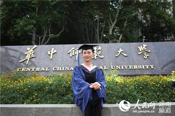 湖南56岁妈妈学姐考上博士学习只因热爱02和年龄无关