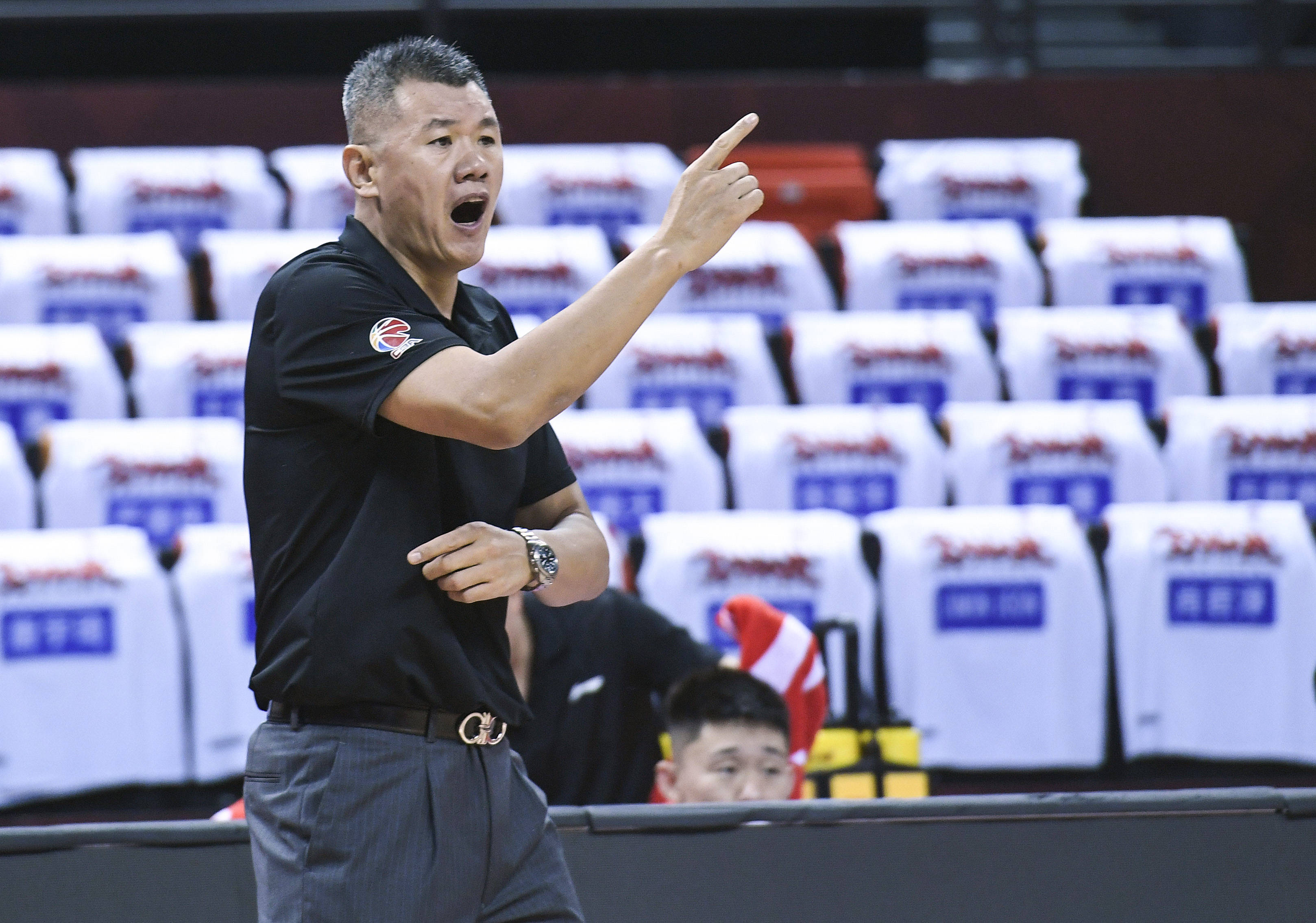 7月9日,天津先行者队主教练刘铁在比赛中指挥.