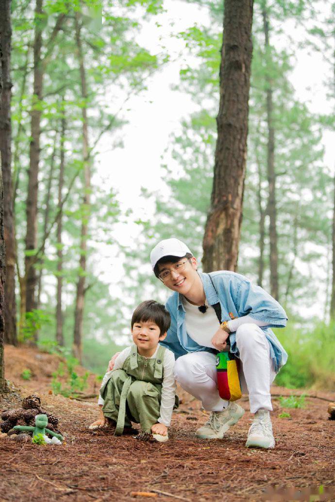 张新成奇妙小森林剧照掉落和橙子哥哥一起快乐奔跑吧