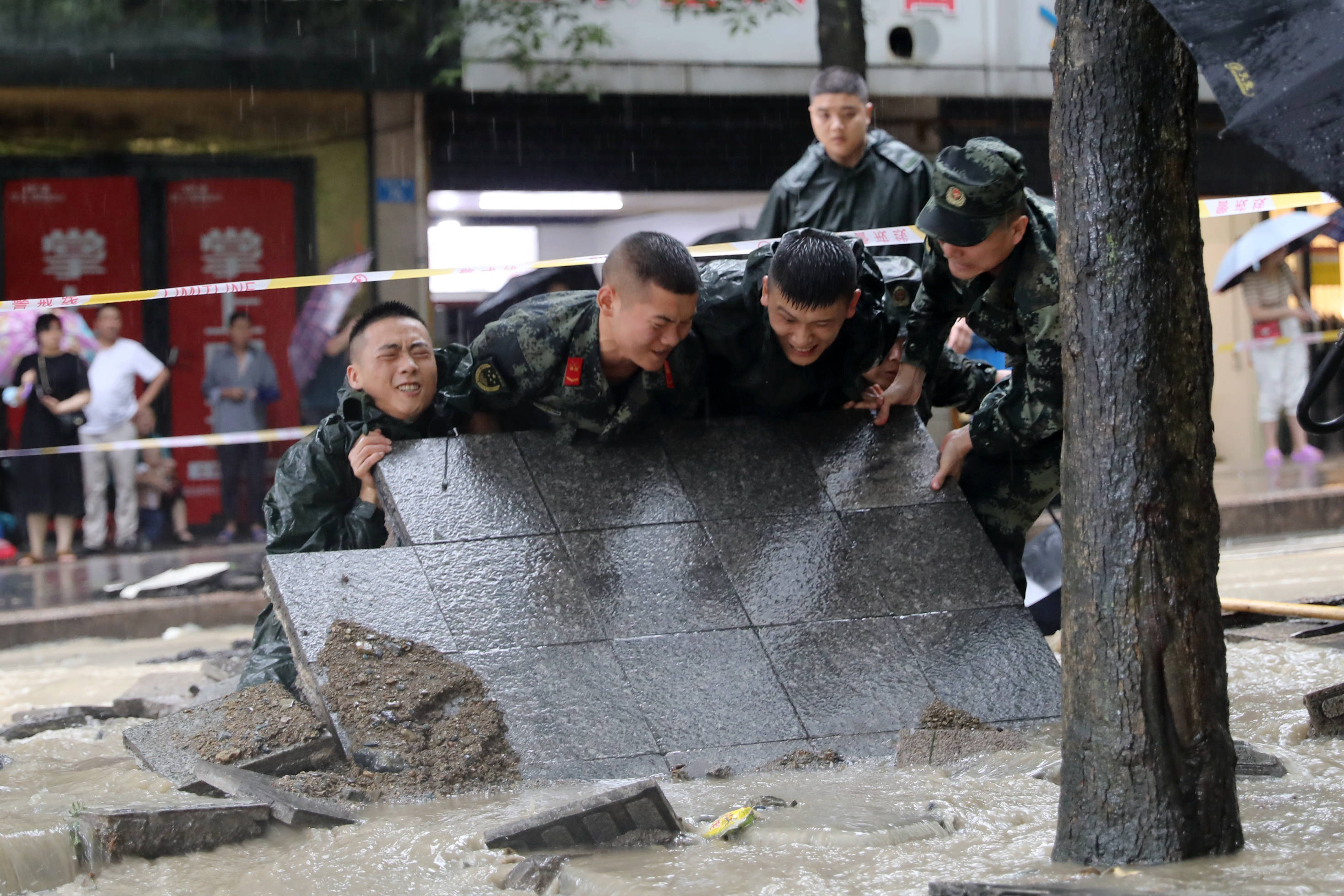 郑州洪灾军人图片