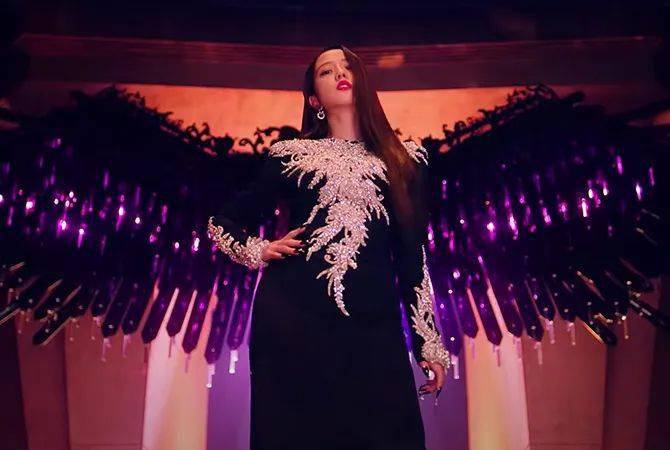 jisoo这件就更厉害了,是为她量身定制的,全世界只有一条.