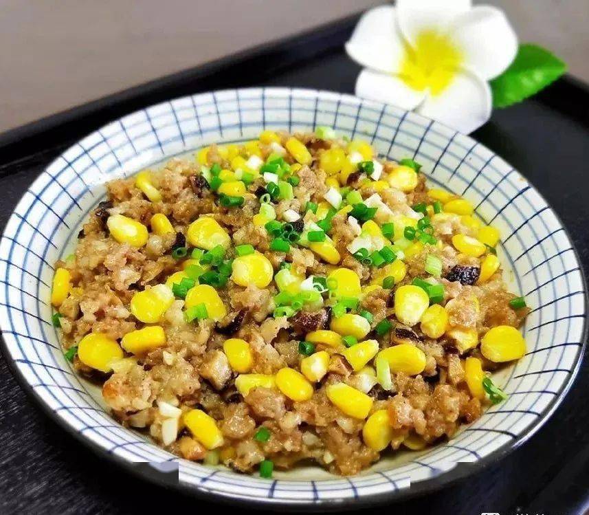 银耳雪梨水双色卷午餐:香菇红枣蒸鸡青菜番茄土豆肉末汤白米饭水果餐
