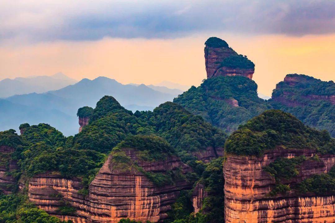 丹霞山世界地质公园位于广东省韶关市,受喜马拉雅造山运动影响,原是
