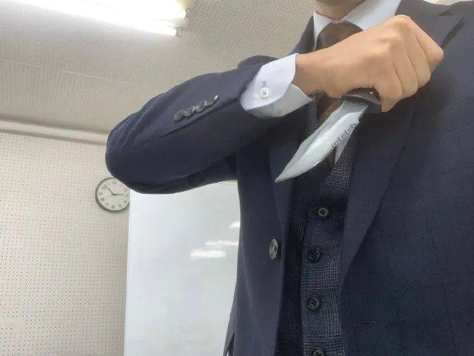 一组手握短刀和匕首的动态参考转需