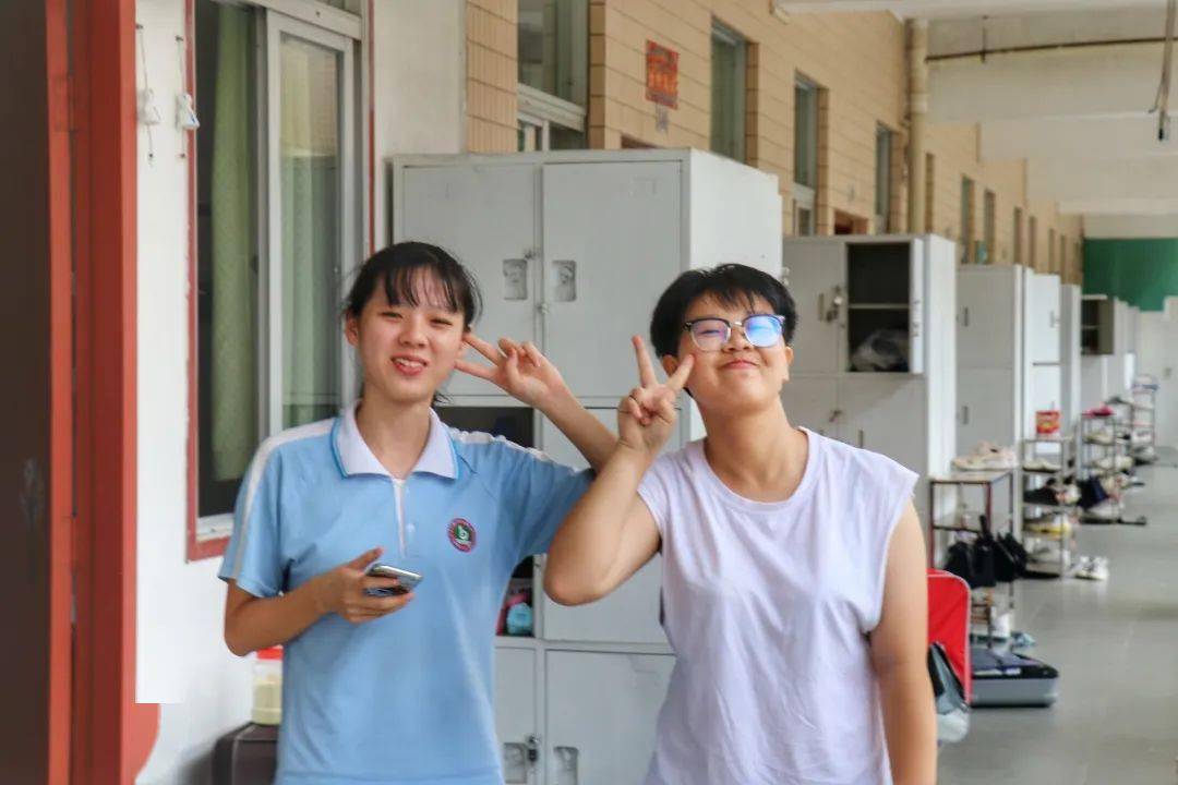 走出校门 心系金堡寄语高考过去,现在,将来都是一把
