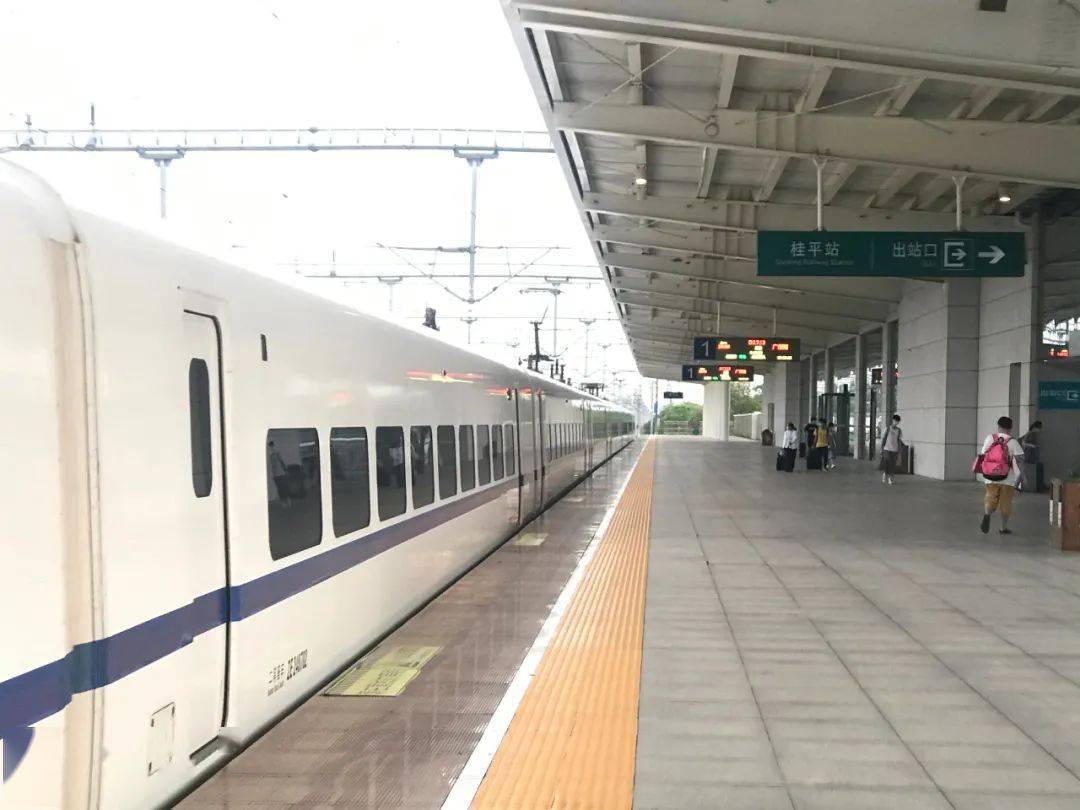 坐动车的石龙人注意,凡是进入贵港,桂平高铁站的乘客必须"亮码"!