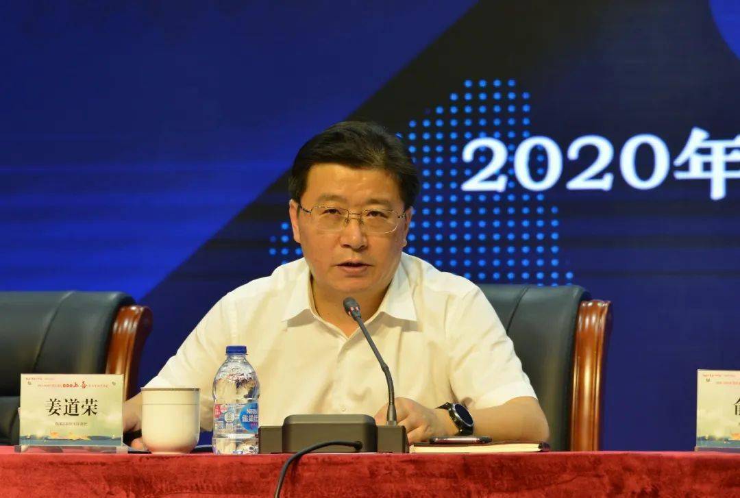 会议由青浦区委宣传部副部长,文明办主任俞峰主持.