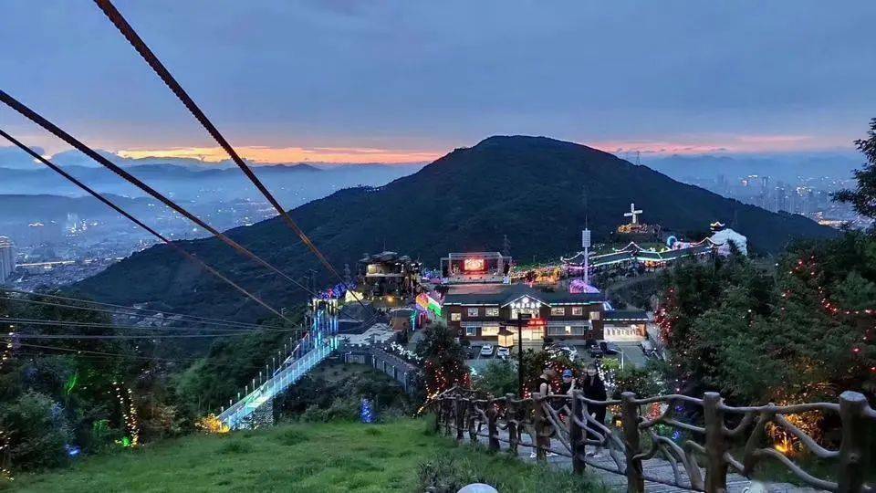 營地,園區集農業採摘,生態養殖,登山健身,休閒度假於一體,設有滑草