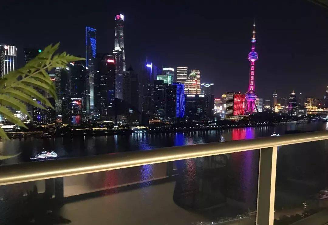 坐北朝南超越汤臣一品的一线天幕江景丨与姚明刘嘉玲为邻对望陆家嘴丨