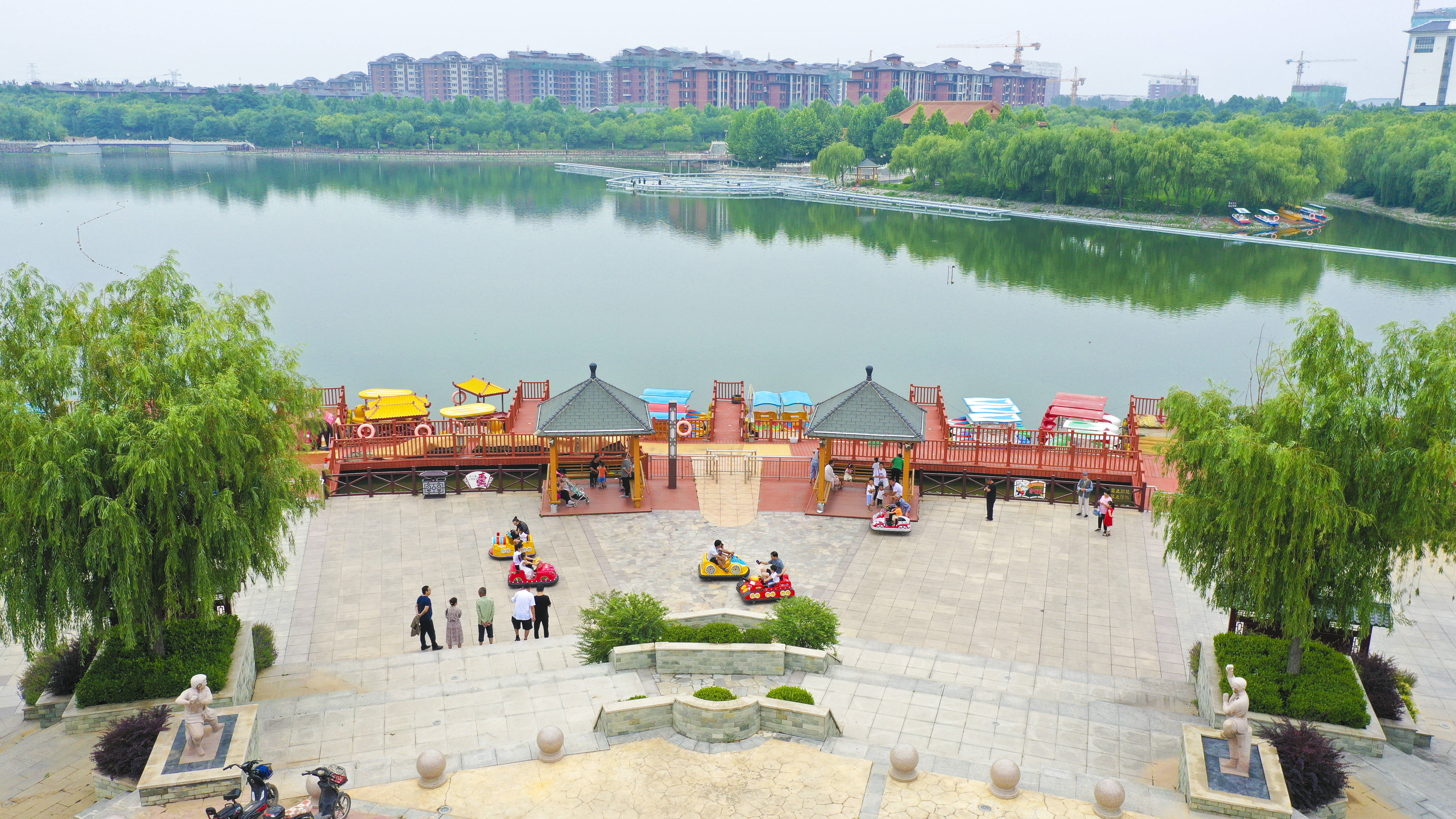7月10日,市民在河北省安平县汉王公园内游玩(无人机照片)