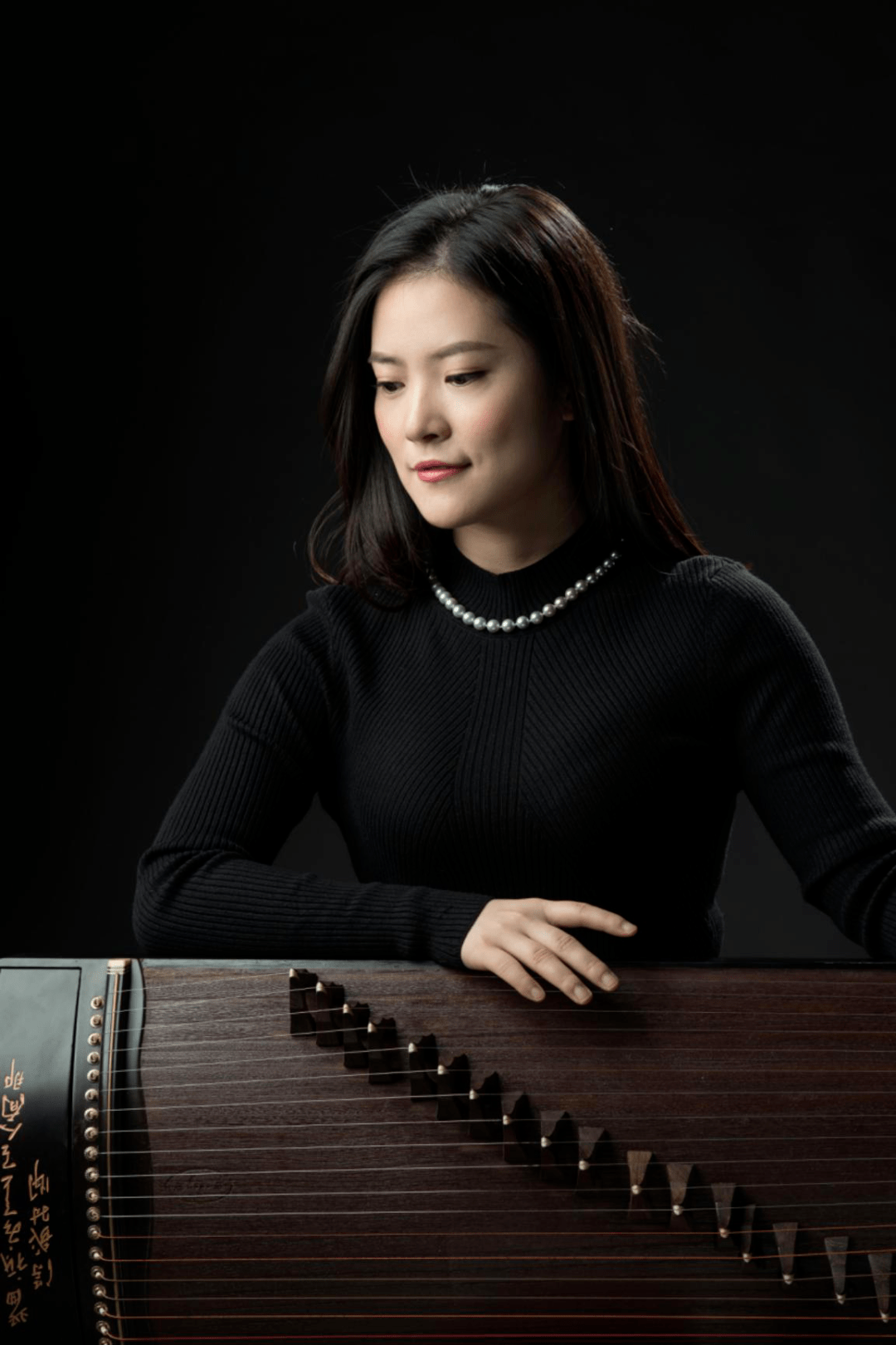 自幼习筝,先后师从古筝演奏家,教育家李庆丰教授,中央音乐学院吉炜