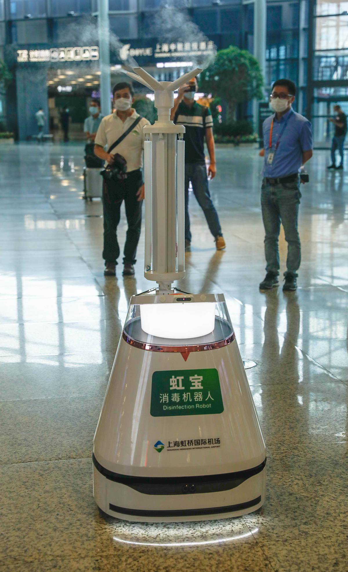 消毒机器人上岗,"无接触"安检开启!