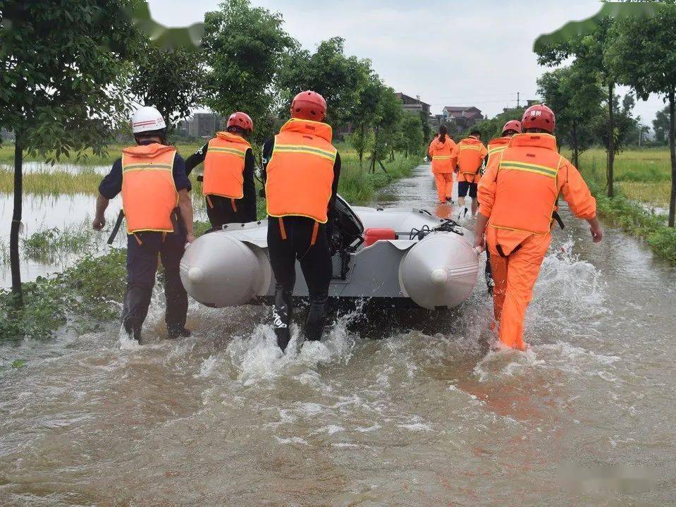 激流之中的"逆行者 生命路上的"摆渡人"