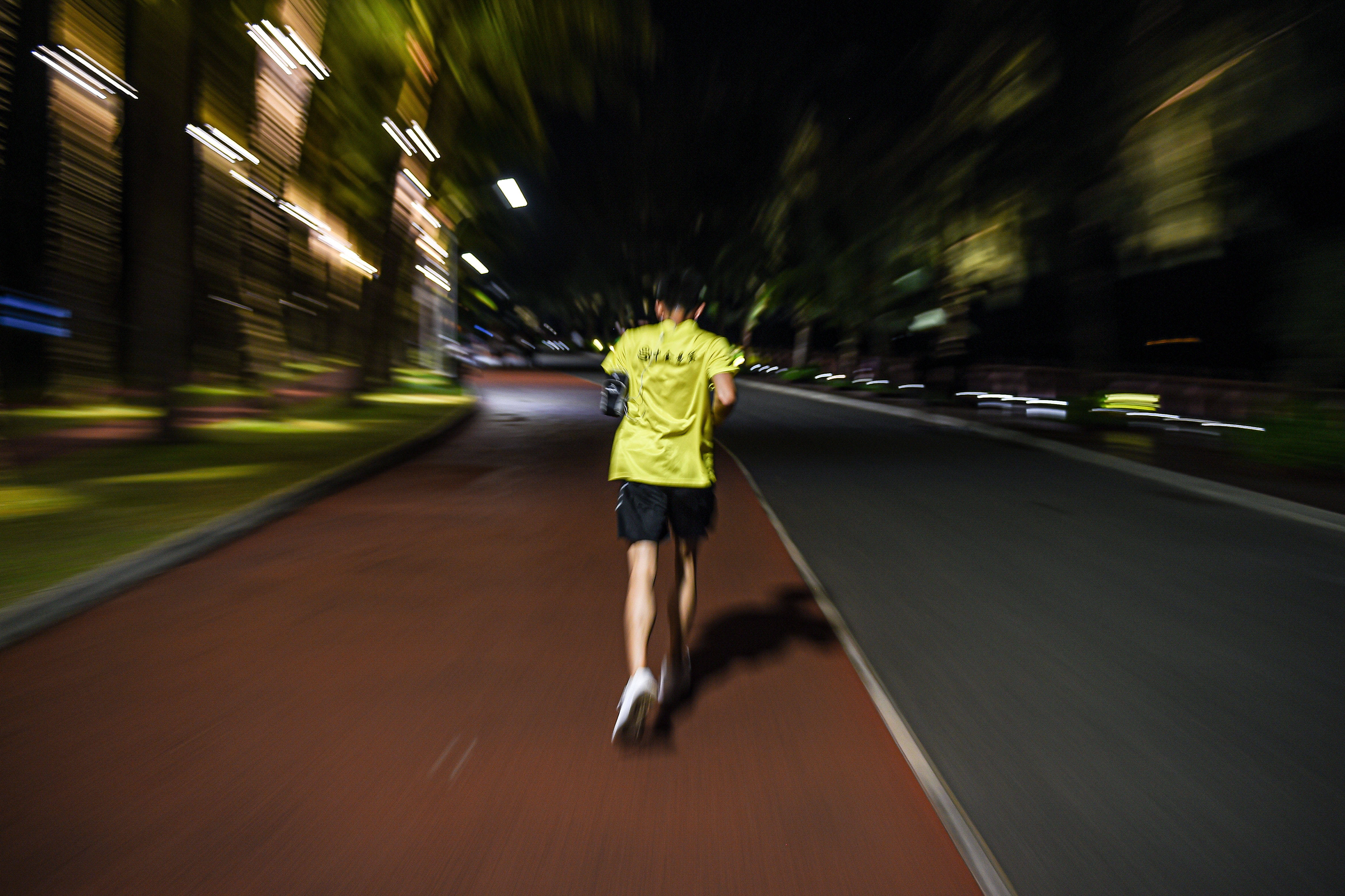 一位市民在海口万绿园夜跑(5月19日摄)