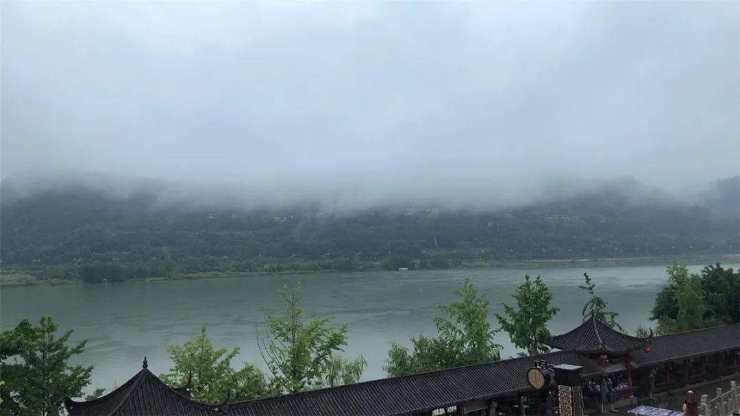 雾中缭绕雨中的阆山阆水人间有阆苑天上有瑶池半江妖娆半朦胧一袭薄烟