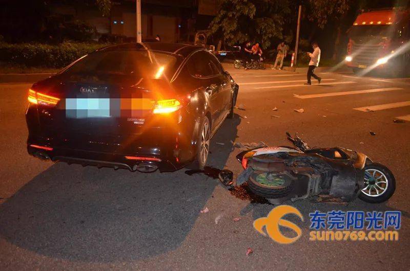 东莞:摩托车强吻小轿车,车上3人被撞飞