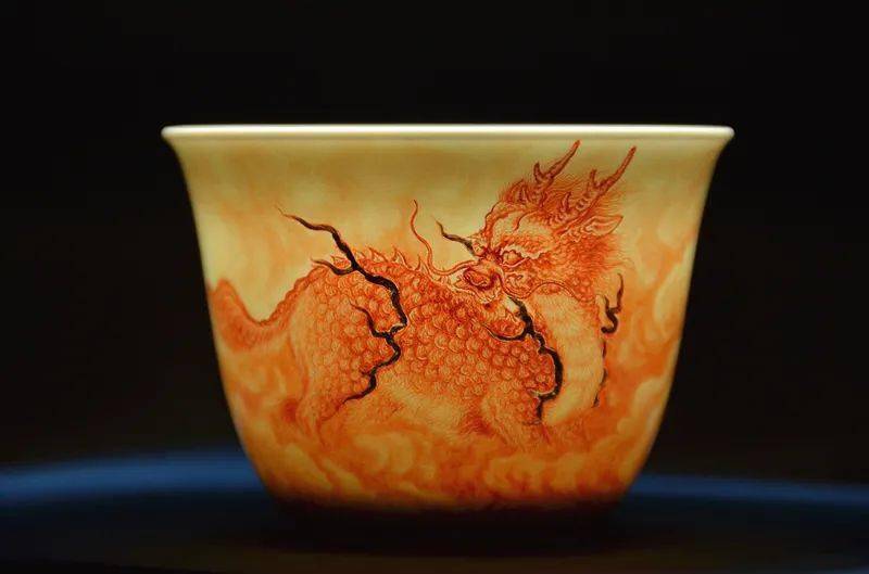 还有些许日本浮世绘的细腻浓烈