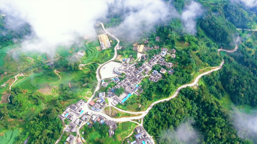 (鸟瞰梁河县城)