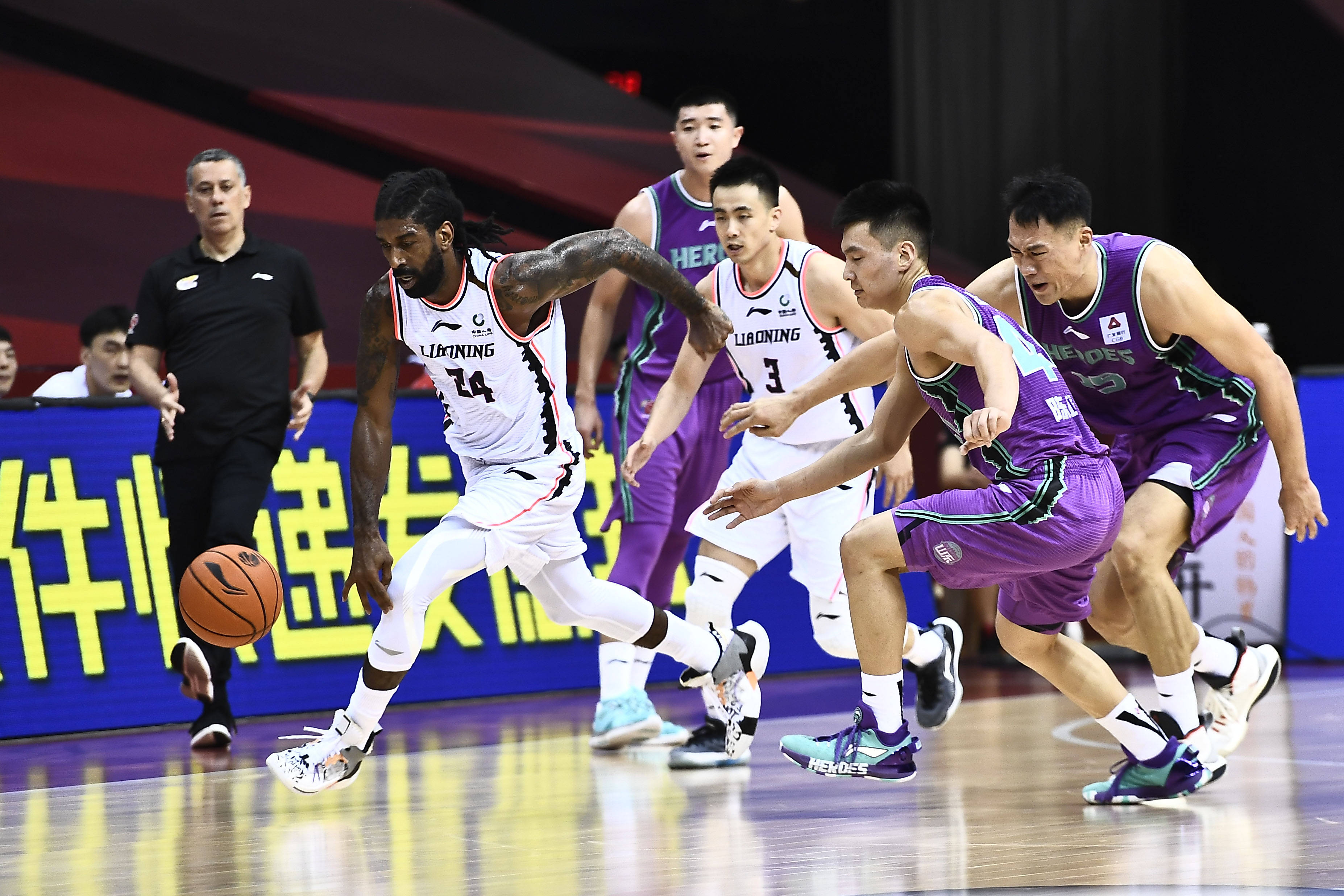 cba·综合|辽宁胜山东锁定季后赛 福建克龙狮取得五连胜