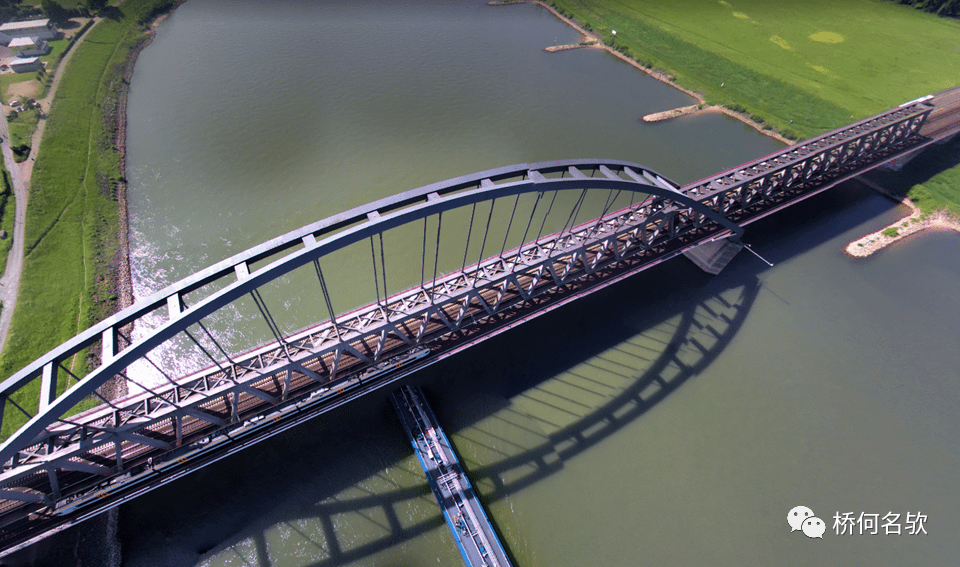钢结构桥梁德国主跨250m4线铁路钢桁柔性拱
