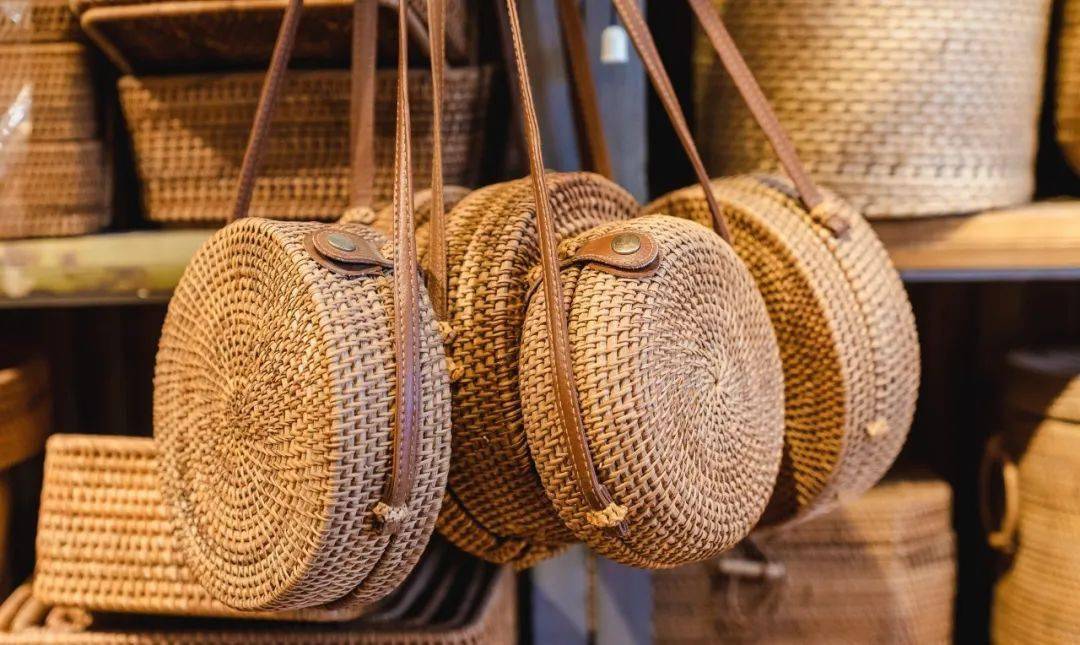海珠广场的小清迈市集承包了家里所有的竹藤工艺品