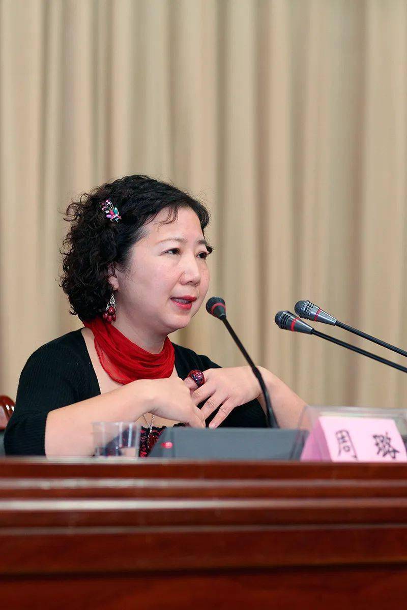 《长江日报》文学副刊主编,高级编辑周璐老师则是从一个资深文学编辑