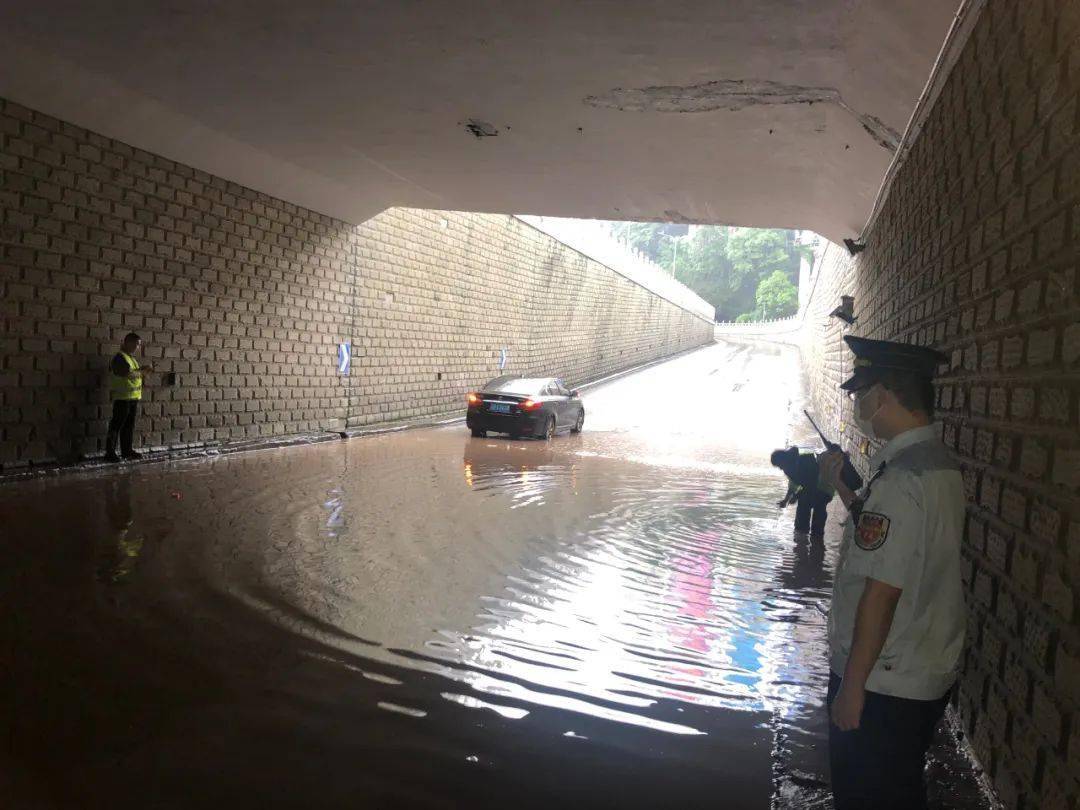 坚守在暴雨之下的重庆机场人