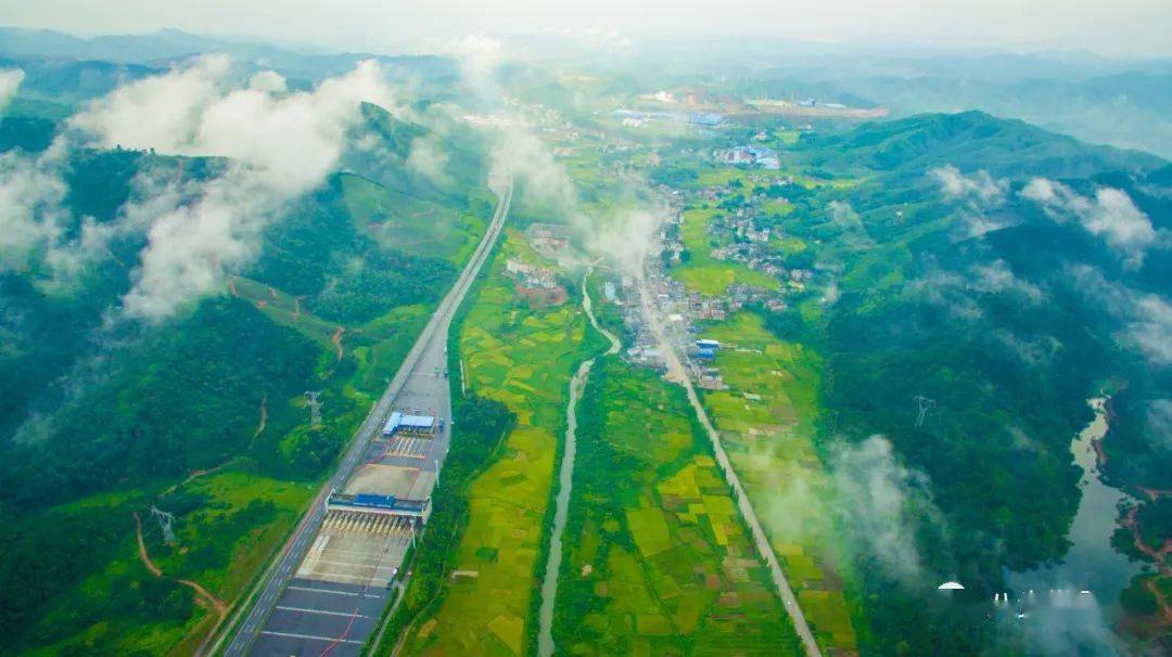 灵峰镇肉牛养殖示范基地让村集体经济牛起来