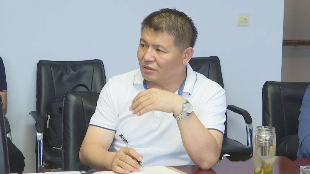 张家口副市长燕旺林来尚义县视察灾情