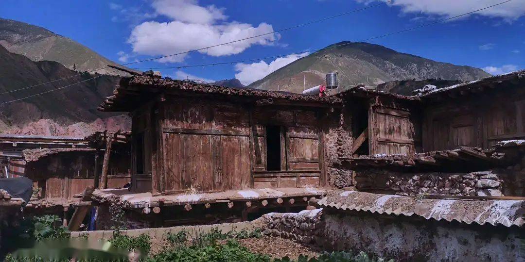 芒康盐井古盐田已有1300年历史,位于西藏芒康县盐井镇澜沧江东西两岸