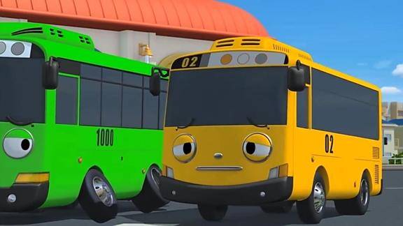 佳尼把看到的告诉伙伴们乐尼告诉她翰娜姐姐拿的是引擎洗涤液