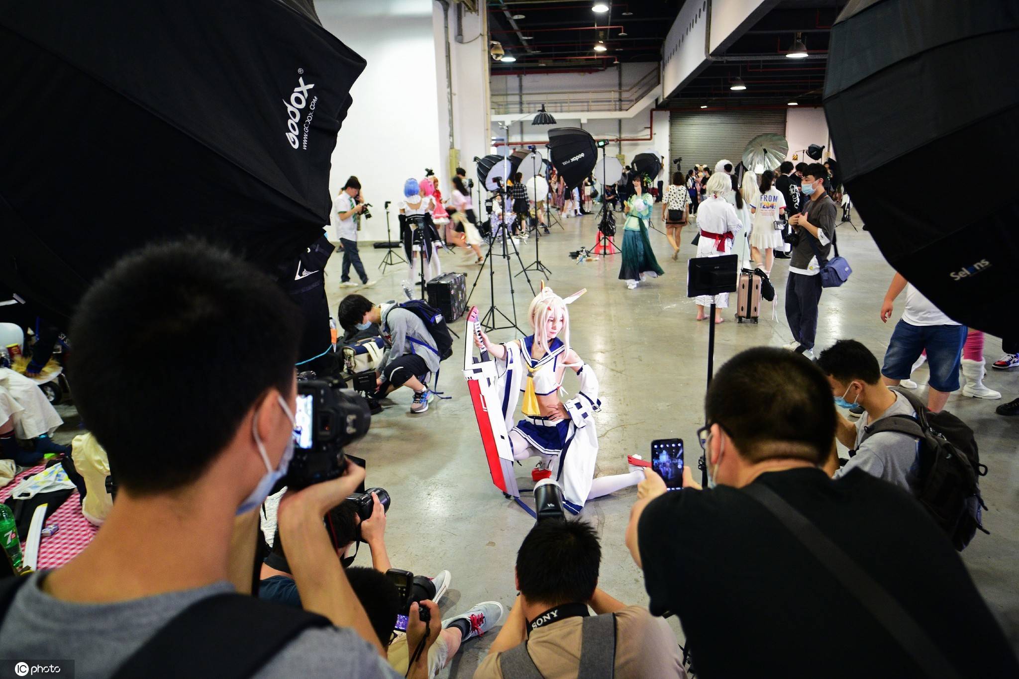 图为cosplay摄影在各大漫展上都是重头戏,摄影区架满了摄影灯.