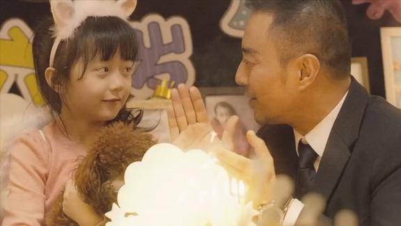 英雄机长平凡一面中国机长张涵予陪女儿过生日尽展铁汉柔情