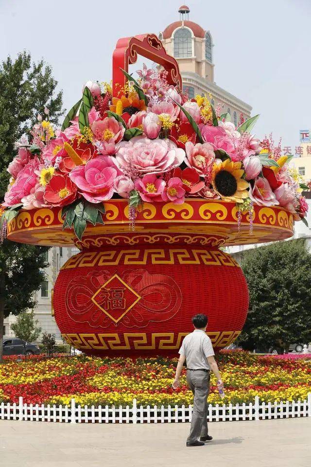 沈阳中山广场突然多了……_花篮