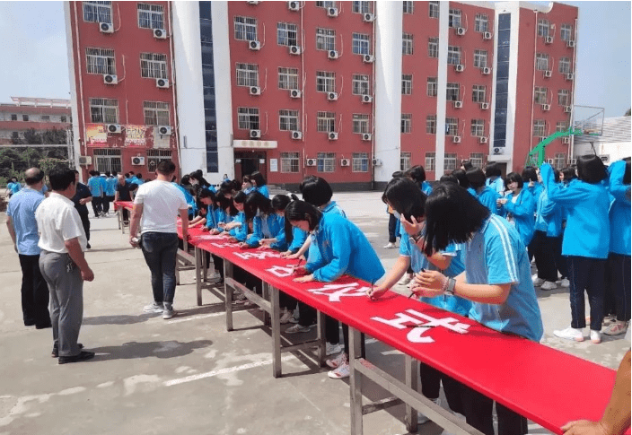 预防溺水,从我做起—魏县四中举行"防溺水"师生签名仪式