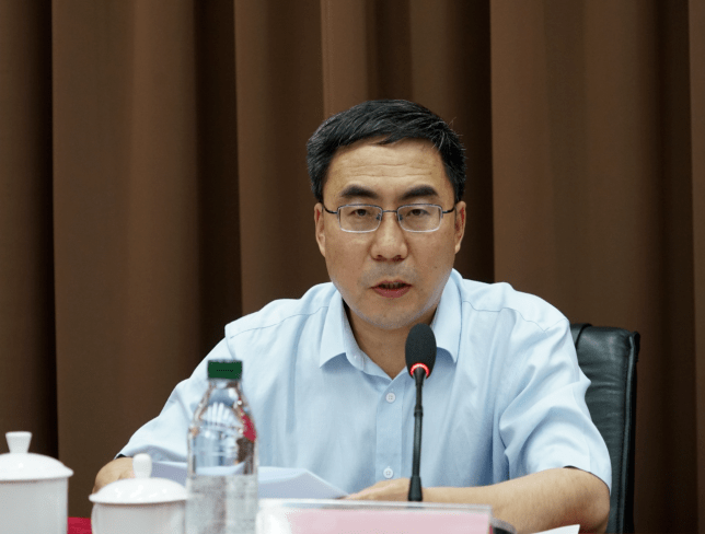 郝清杰主持会议10个重点委托课题分两组进行汇报,分别由袁振国和眭