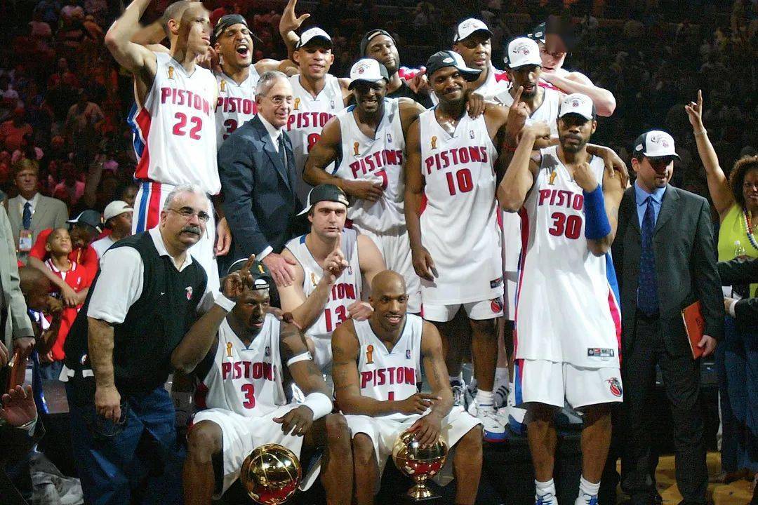 称霸东部的「活塞五虎」时代bill davidson 的巨额投资在第一年便迎来