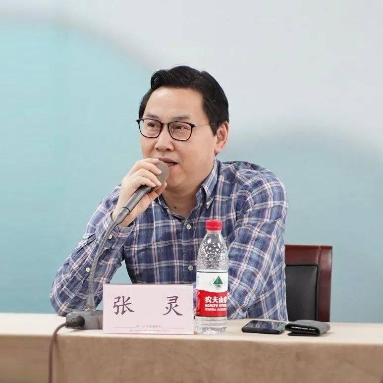 副院长张灵再一次肯定了该剧的经典性,并对以黄依群导演为首的主创