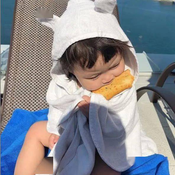 你的微信表情包女孩长大了…这回她带着妹妹一起圈了41w粉!_罗熙