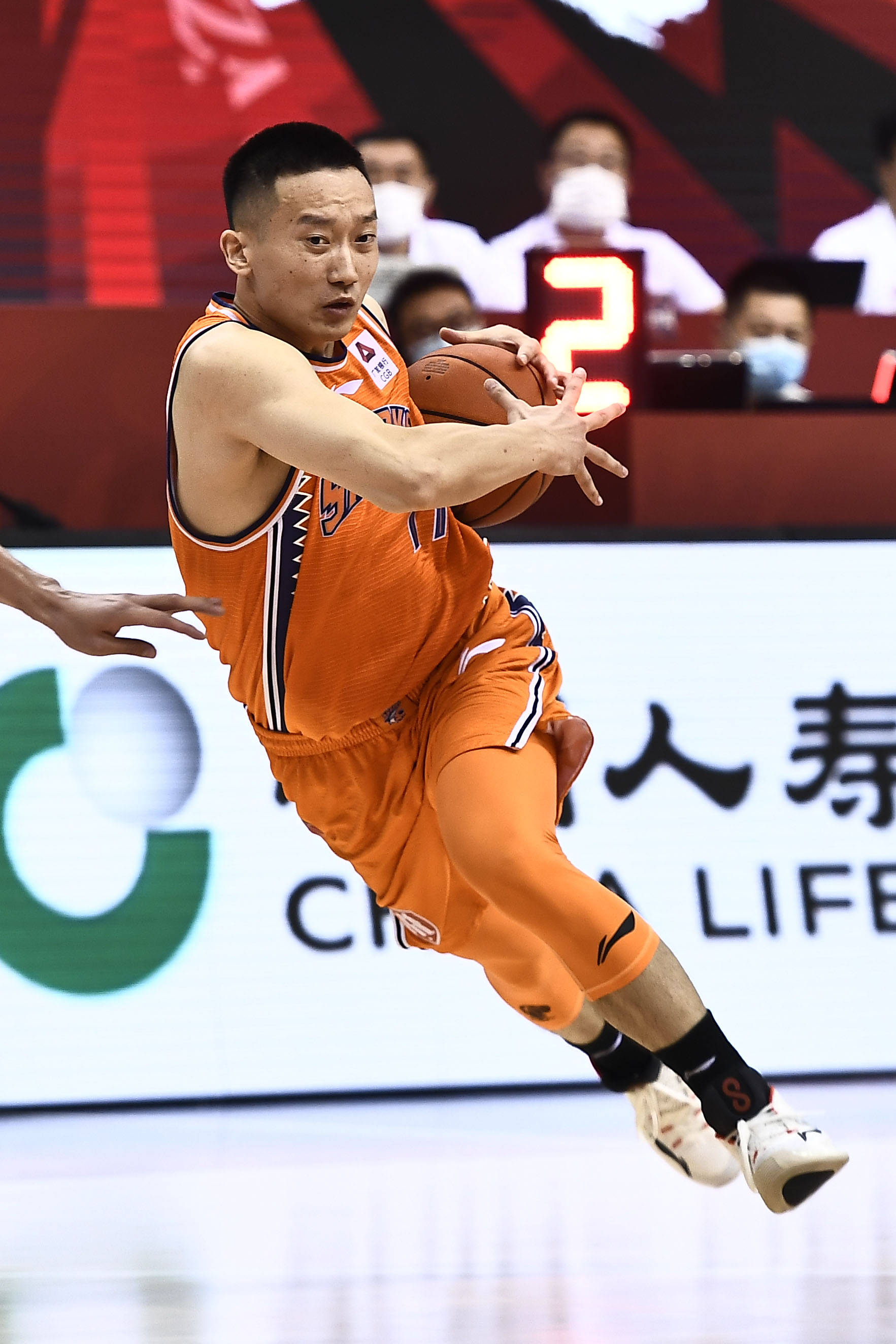 7月14日,上海久事队球员黄旭在比赛中进攻.