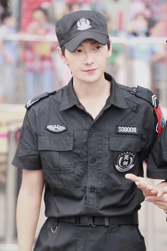 杨洋《元气满满的哥哥》路透照曝光 杨洋保安造型帅气吸睛