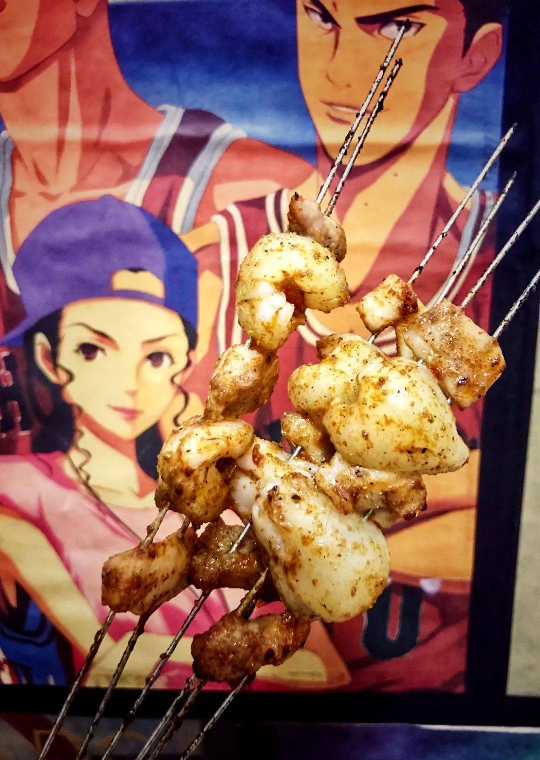 话没说完,又送进来一把肥白圆坨坨的串,我以为是烤鱿鱼.