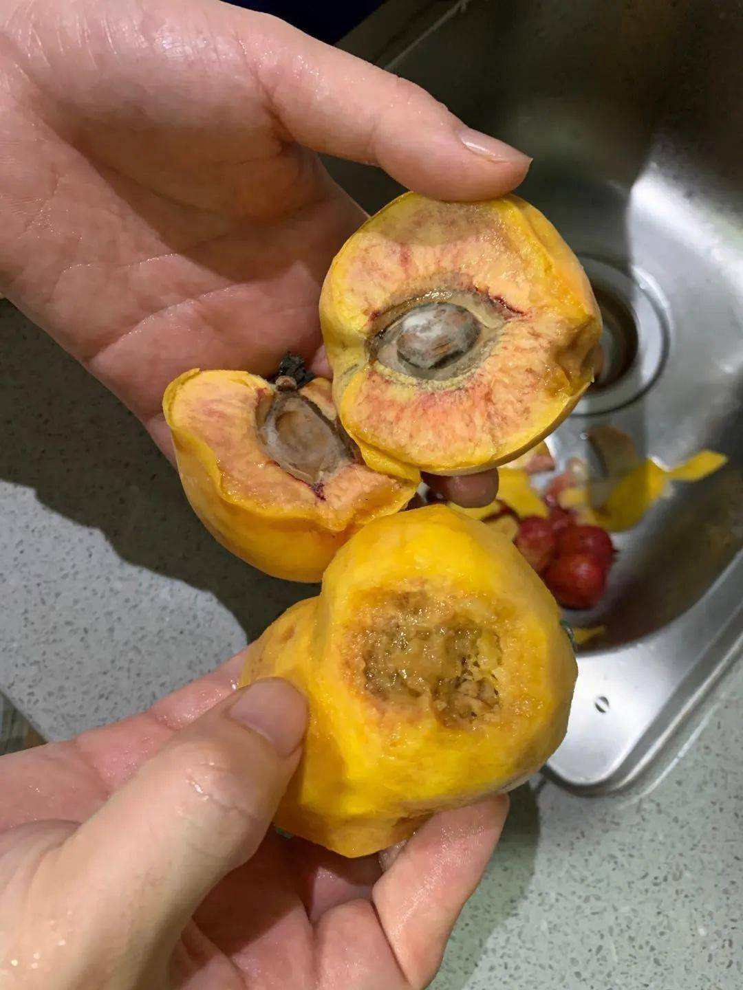 坛友万达这家水果店买的一箱黄桃打开竟是这样