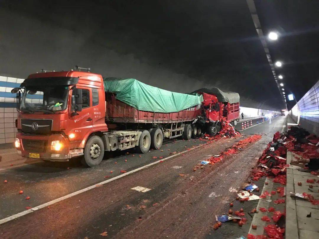 崇左一隧道内货车撞上半挂车现场一片狼藉